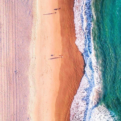 IPSpain's tweet photo. ¿Sabías que el 90% de los australianos 🇦🇺viven en la costa para estar cerca del mar y practicar surf 🏄‍♂️?
By @adventures_ofjess .
#dejalotodo #traveling #trip #surf #goldcoast #beach #experience #viajar #queensland #paradise #aussie #ocean #australia https://t.co/HSU6479j46 https://t.co/VWVkDWqUM0