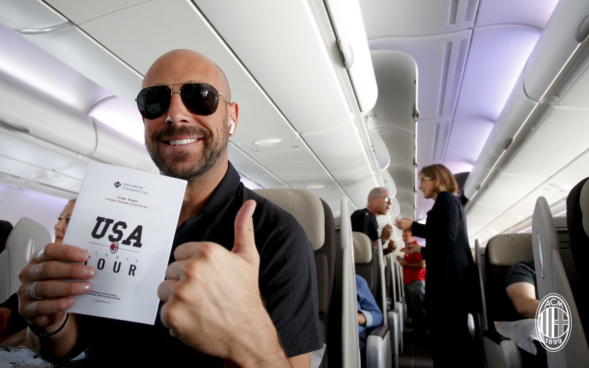 acmilan's tweet photo. Just landed! Ciao Los Angeles! 🇺🇸
#DevilsInUSA 🔴⚫️ https://t.co/vO960jVQVF