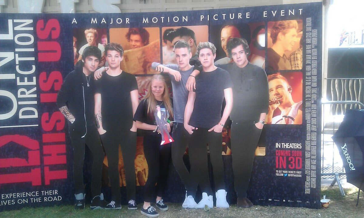 AddictOfMendes_'s tweet image. 2013 at the this is us premiere #8YearsWithOneDirection ❤️ where my fangirl life started... back in 2010