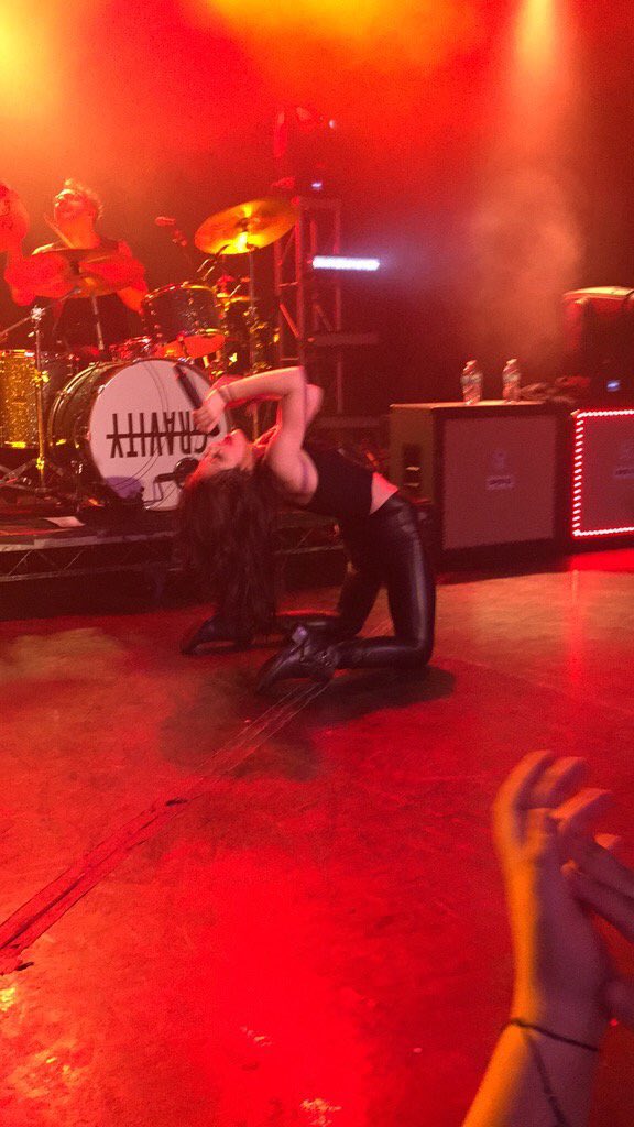 LiuPIZZA's tweet image. The backbend I captured from two different tours 💙 @ChrissyCostanza #SpringBreakTour #GravityWorldTour Definitely gonna see you more in the future and capture that back bend 😋