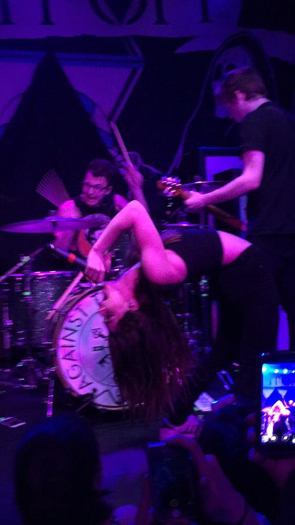 LiuPIZZA's tweet image. The backbend I captured from two different tours 💙 @ChrissyCostanza #SpringBreakTour #GravityWorldTour Definitely gonna see you more in the future and capture that back bend 😋