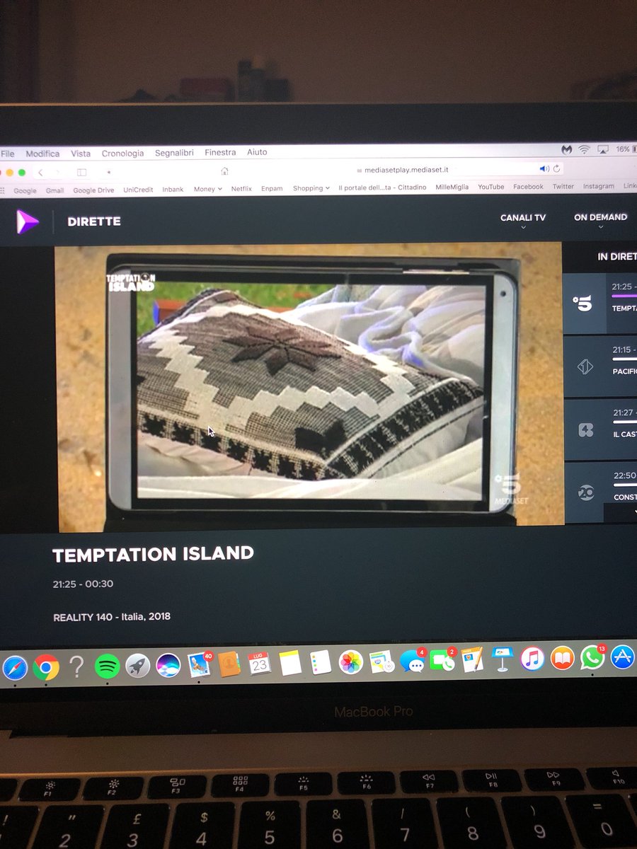 senzatregua__'s tweet photo. È COSÌ DA DUE MINUTI CAZZO LA SENTO PIANGERE GLI HA FATTO PUGNETTA?????????????? RISPONDETE #TemotationIsland https://t.co/JSkEjsWyLb
