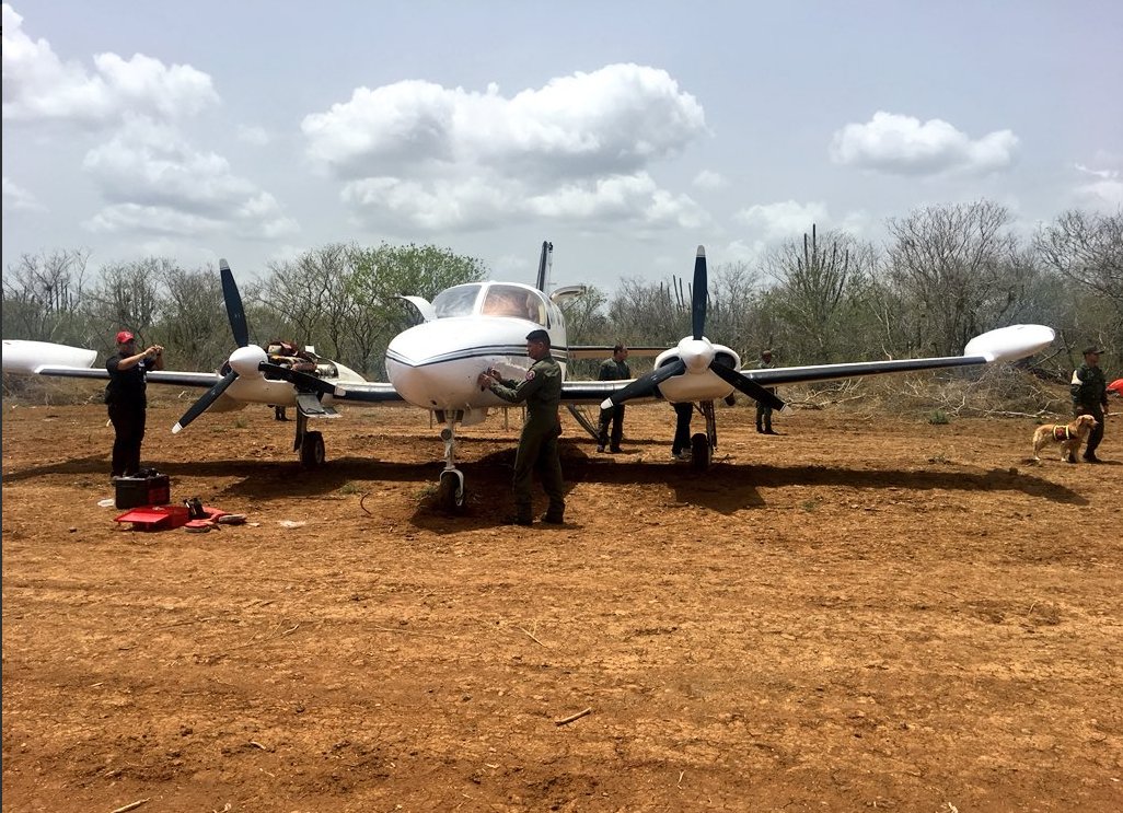 Gerardo_Moron's tweet photo. #Jacura: Los delitos imputados a los 7 detenidos por el caso de la narcoavioneta: Tráfico de sustancias estupefacientes y psicotrópicas, desvío y uso de ruta fraudulenta, legitimación de capitales, asociación para delinquir y falsificación de siglas de aeronaves. Fotos/GNB https://t.co/8bqXts8hWA