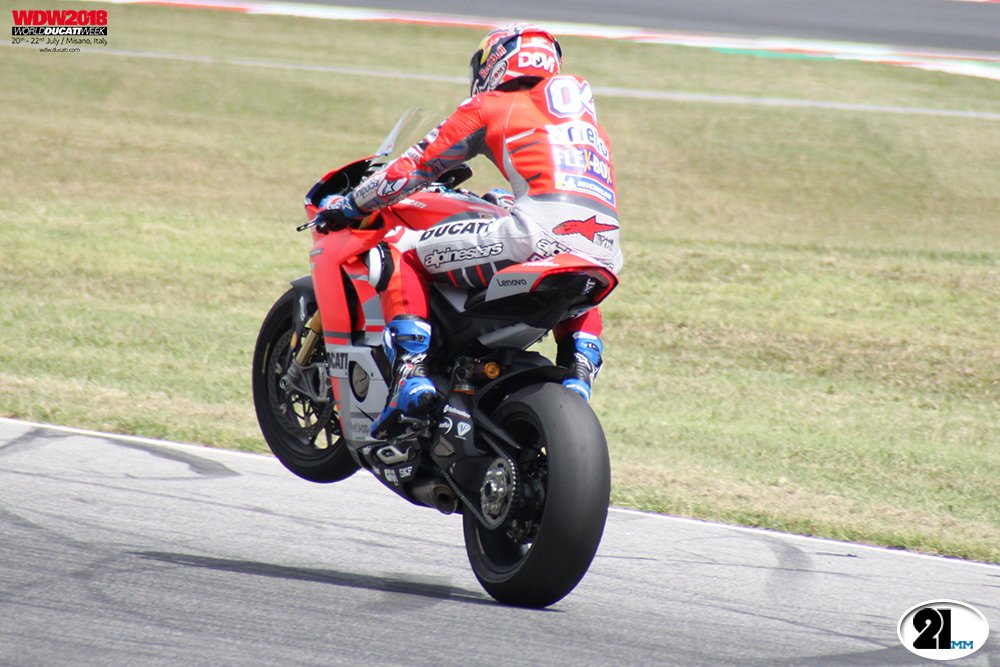 21mm_it's tweet photo. #RaceOfChampion #ducatisti! 😝 #WorldDucatiWeek #WDW #forzaducati #desmodengiu #desmo #Ducati #WDW2018 #21mm @AndreaDovizioso #desmodovi https://t.co/YJBSKStMB2