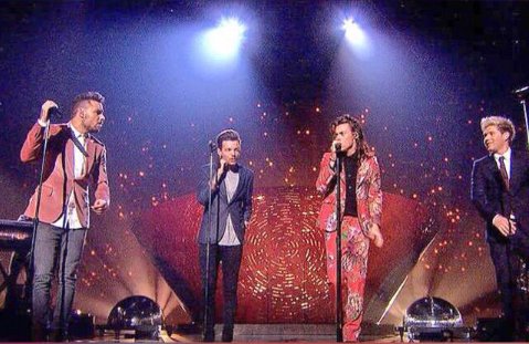 louistsundays's tweet image. Vamos lá bebês a @radiofanbra  vai fazer um especial do @onedirection 
#8YearsofOneDirection  apartir das 19:00 corram lá acompanhar e pagamento músicas pela tags #1DFan