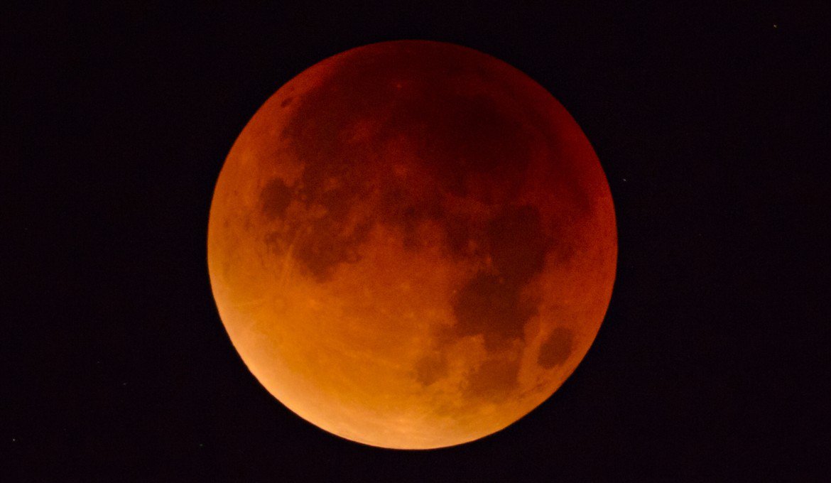 SocialWifiSpain's tweet image. TheLemonIT:RT muyinteresante: 27 de julio: llega el #eclipse lunar más largo de este siglo. ¿Sabes que puedes seguir el eclipse en directo en MuyInteresante gracias a sky_live_tv? 😍 Los datos del evento astronómico del año: dozz.es/lh8bg24 #ecli…
