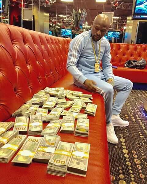 AwuahFelixOpok3's tweet photo. Everyone is talking about #AMOUNT even the moneyman @FloydMayweather in fact @shattawalegh #THERIGN go Reign https://t.co/KBxAkTAW0Q