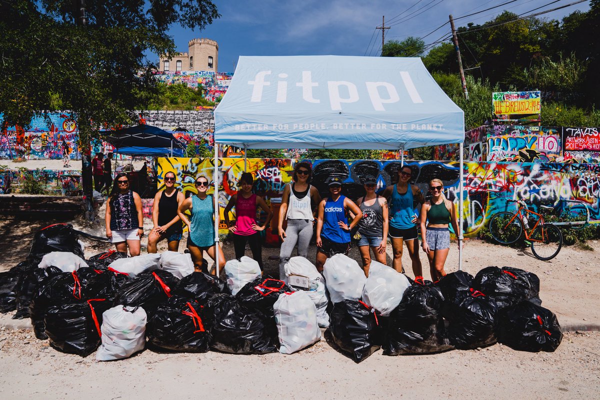 fitppl's tweet photo. 15 volunteers removed 747 pounds of trash at our HOPE Gallery cleanup. That’s 52 FULL bags in 2 hours. Great work by everyone that volunteered. 🙏 Learn how to join our next cleanup here 👉 https://t.co/akDbBmXQg0 https://t.co/cXpbdqkpwM