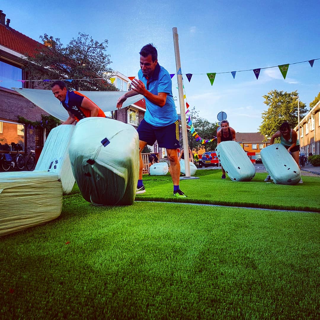 LRunstraat's tweet photo. Strobalen "verplaatsen. Leuke les van @SportVoorJeDeur bij ons in de Leefstraat! 
#utrecht #rivierenwijk #gezond #samen #sporten #gemeenteutrecht https://t.co/d55MbWjcua