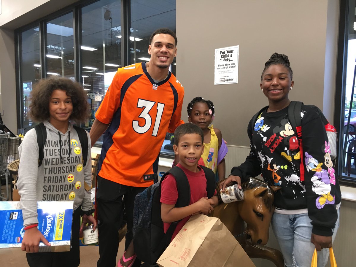 BroncosOffField's tweet photo. First the kids picked out a new 🎒.
Then they filled it with ✏️📓🖍️📏✂️ .
Then they added in a 🏈🏀 or 🎨.
And then they refueled with a 🥪 and 🍎.

Thanks to @MyKingSoopers for getting 2⃣5⃣ @BGCMetroDenver kids set for the school year!

#BeAChampion https://t.co/VI5LnPCaLu