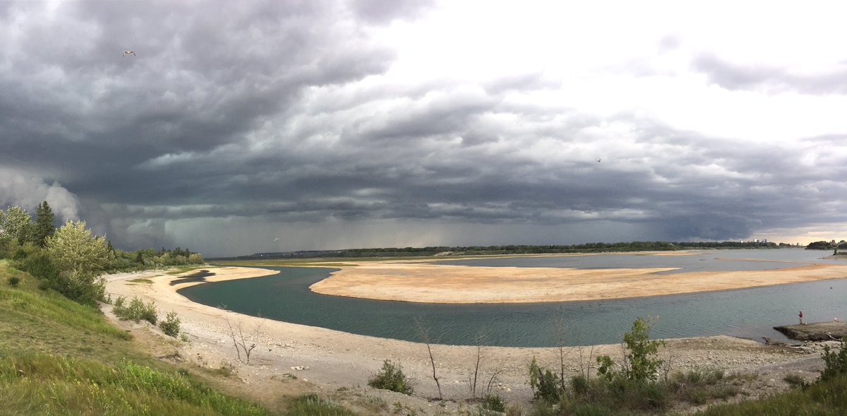 Dented_ca's tweet photo. Epic clouds at the Glenmore Reservior 4:25pm!! #abstorm #abwx #yyc #yycstore https://t.co/1hFey9qVKW