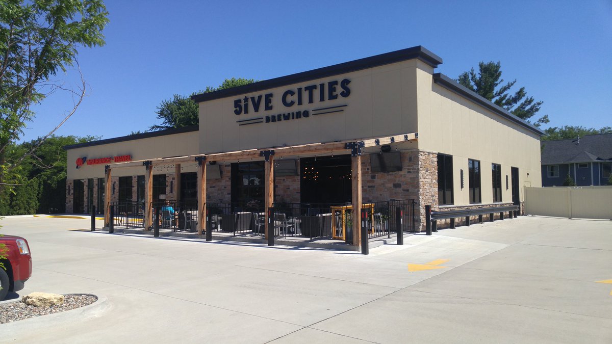 Brewery 373: @5citiesbrewing. Bettendorf, IA. Fav beer: Apricot Avalanche Saison. I was a fan of this modern taproom with plenty of activities. Nice pergola-covered patio to enjoy some delicious beers on 🍻☀ #IAbeer