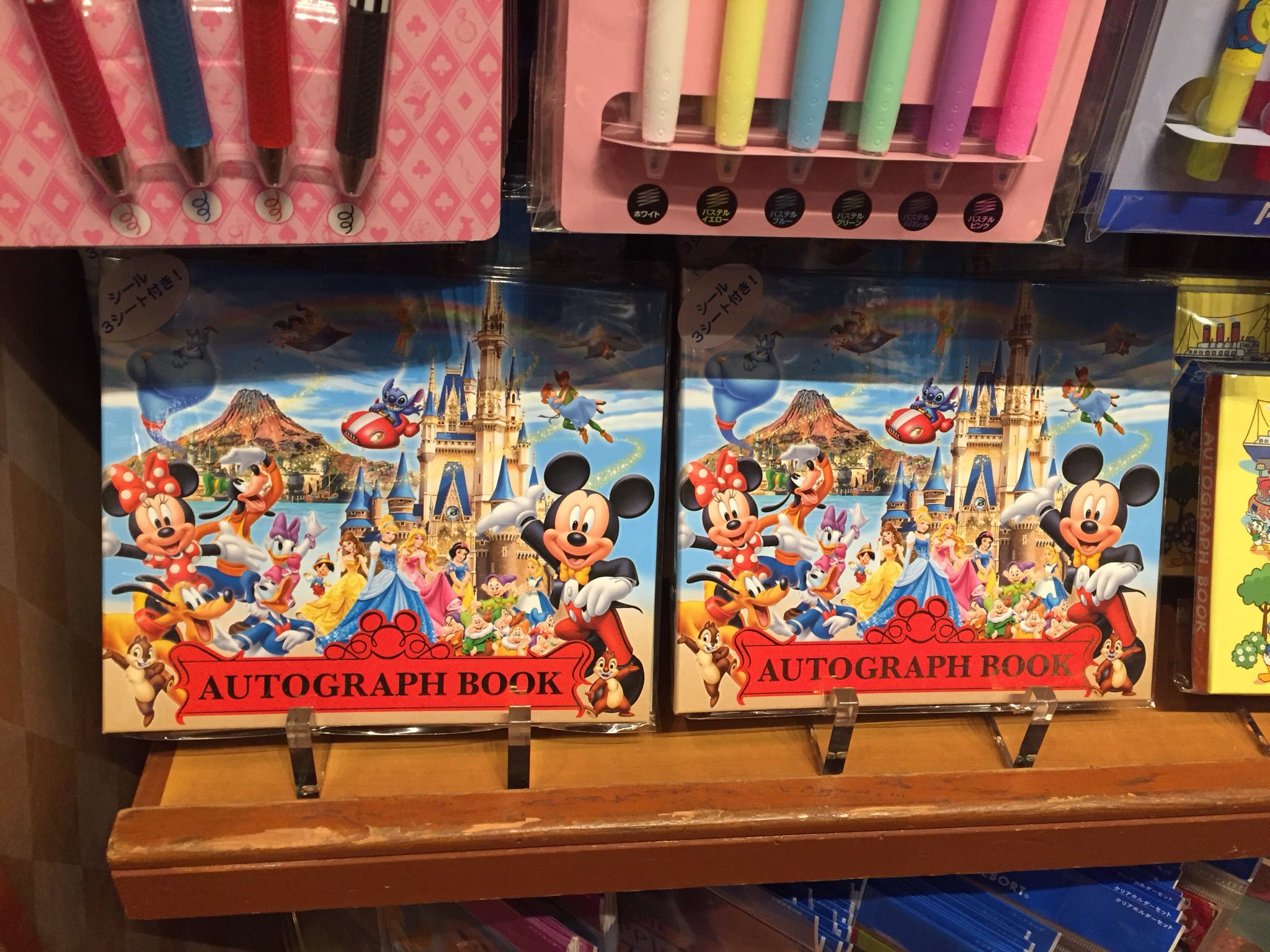 Yu ボンボヤージュ サイン帳2種類販売中 左 1540 右 700