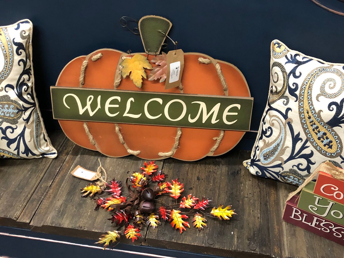 StephaniesStuf1's tweet photo. Stephanie’s Stuff booth located inside Mainstreet Market (429 W Main Yukon, Ok) has updated.   Yep!  Fall &amp; Halloween is in the booth!  Look for what I believe to be the best paint line in the world Plaster Paint and that is Stephanie’s booth
#stephaniestuffreeves
#plasterpaintok https://t.co/9BVcoMrAoT