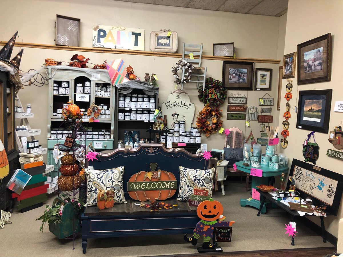 StephaniesStuf1's tweet photo. Stephanie’s Stuff booth located inside Mainstreet Market (429 W Main Yukon, Ok) has updated.   Yep!  Fall &amp; Halloween is in the booth!  Look for what I believe to be the best paint line in the world Plaster Paint and that is Stephanie’s booth
#stephaniestuffreeves
#plasterpaintok https://t.co/9BVcoMrAoT