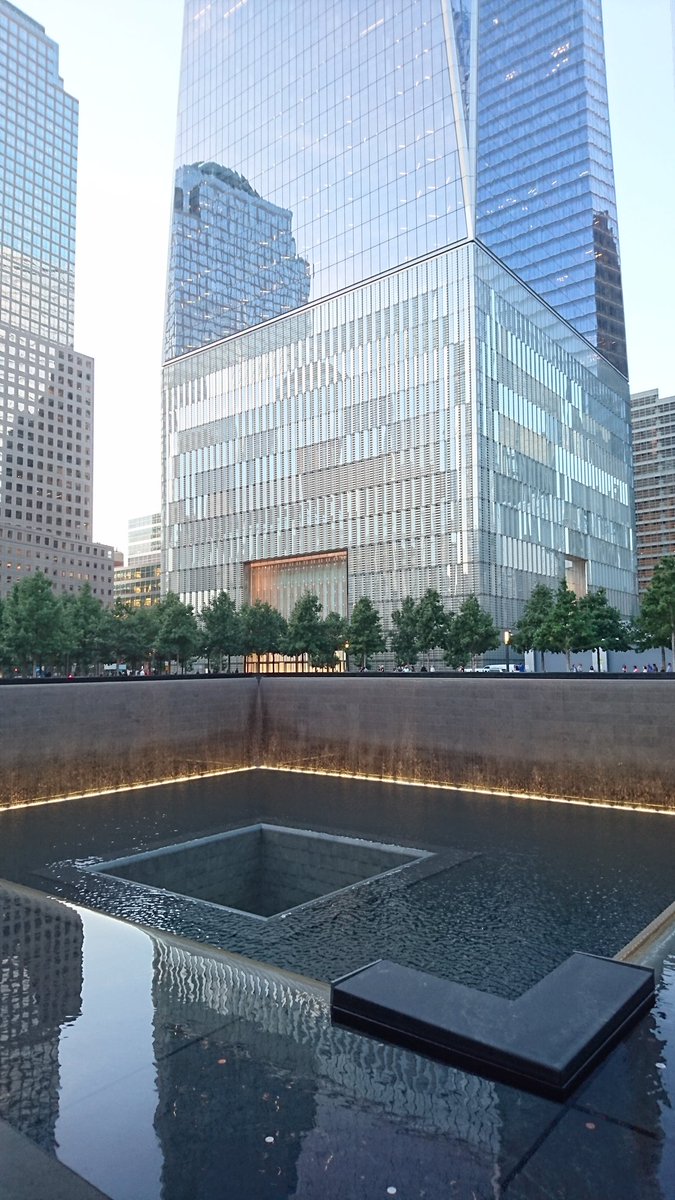 M Mizuhara Nycのグランド ゼロわず あの衝撃的な事件から約17年経つ南北タワーの跡地は ともにメモリアルパークの プールとして整備され それらの間には地下の跡地へとつながる博物館が建てられています あの日を境にnycの時間は全く変わってしまったと