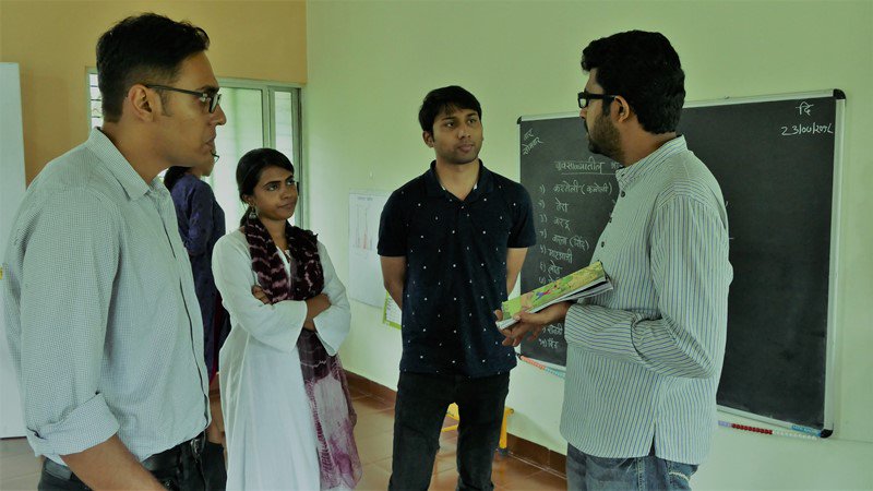 QuestorgQuest's tweet photo. READing Yatris @ QUEST: The 5 READing Yatris selected by #READAlliance are at QUEST for a 2-day visit. Nilesh Nimkar (Director, QUEST) gave an orientation on early literacy is taught in QUEST's projects.They visited schools and Balbhavans to understand QUEST's interventions. https://t.co/BgIxPOGzKW