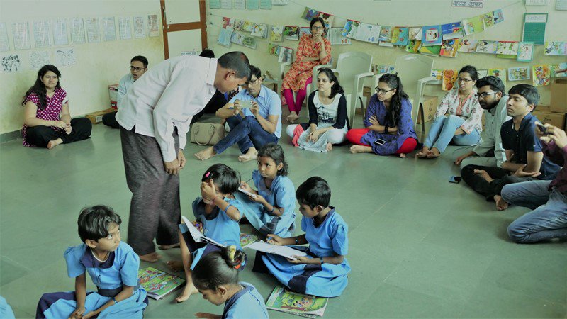 QuestorgQuest's tweet photo. READing Yatris @ QUEST: The 5 READing Yatris selected by #READAlliance are at QUEST for a 2-day visit. Nilesh Nimkar (Director, QUEST) gave an orientation on early literacy is taught in QUEST's projects.They visited schools and Balbhavans to understand QUEST's interventions. https://t.co/BgIxPOGzKW