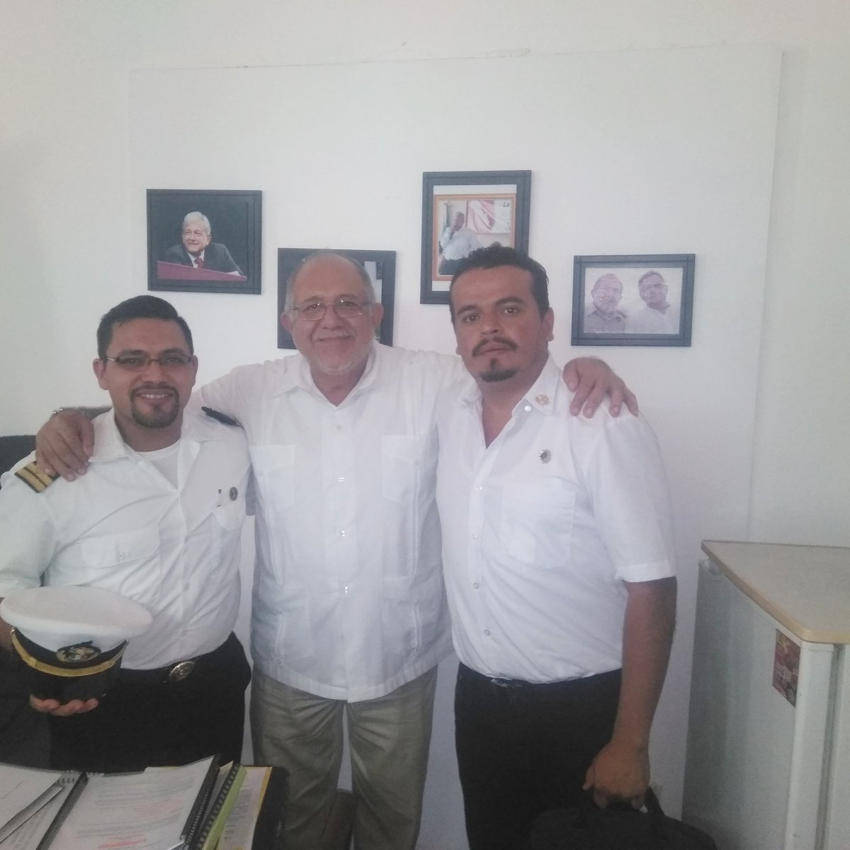 El presidente municipal de Mazatlán electo, formando el documento para no la demolición de la Casa del Marino y la creación del museo del mar.