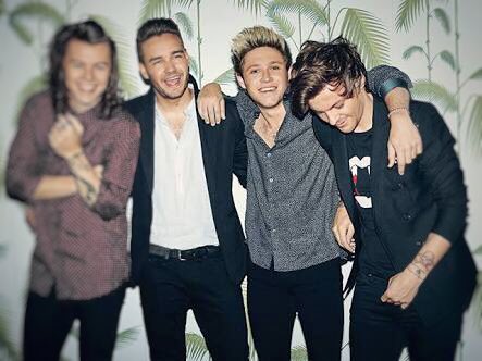 brunaribeiroas's tweet image. Minha câmera não foca em falsos que não tuítam no aniversário da banda #8YearfOneDirection #WeWantInfinityMusicVideo