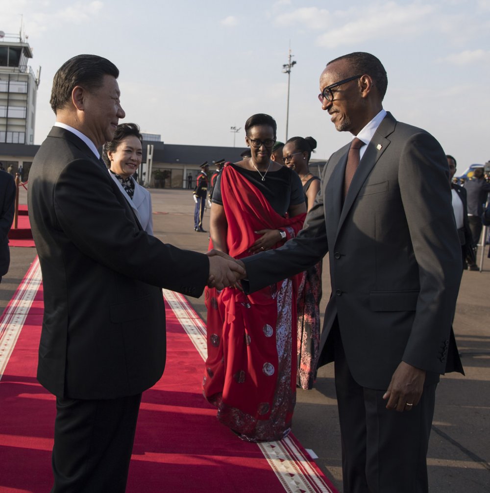IGIHE's tweet photo. Amafoto ya Perezida Kagame aherekeje Jinping uyobora u Bushinwa wasoje uruzinduko mu #Rwanda. |IGIHE #RwOT #XiStateVisit
https://t.co/lf5MPUeQAQ https://t.co/pVndY1dMYM