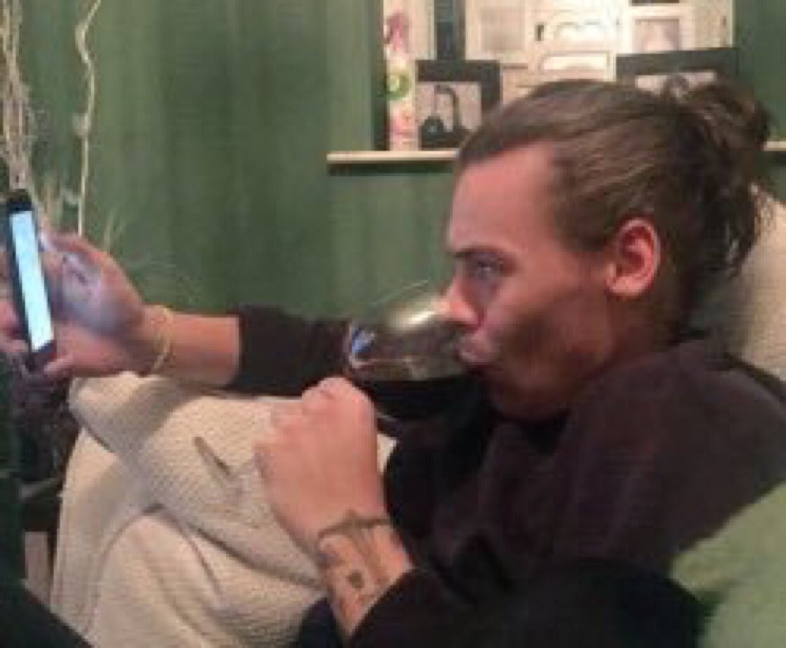 StylesAarry's tweet image. Ok this is how the boys looking now 😂😂😂😂
#8YearsfOneDirection
#1DFan
#WeWantInfinityMusicVideo 
#1DReleaseInfinityVideo