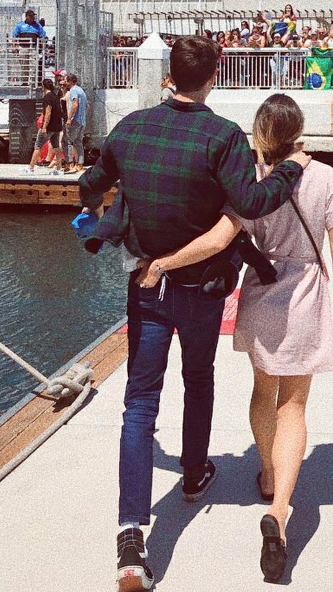 TrayBVmrsMorgan's tweet photo. #Granthoma pic (LOL Andrea with her hand on baes ass) and if you look closely you can see #DaniellePanabaker #Dayes #Panabbins #TomCavanaugh and #CarlosValdez too 😍💕
#TheFlash
#SDCC2018 https://t.co/hRgMZTYGTl