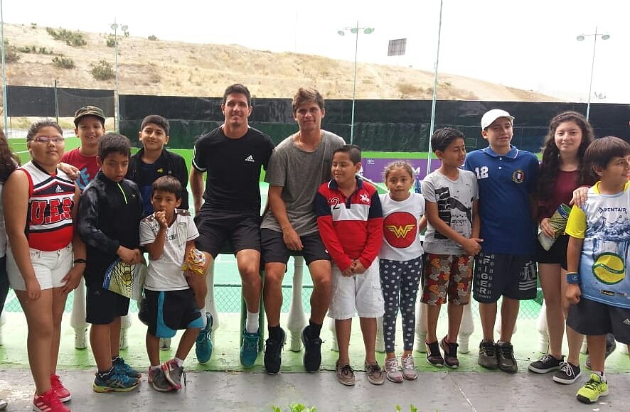 mantadeportivo's tweet photo. El tenista @emiliogomez91 comparte con los niños de las escuelas deportivas del @municipiomanta
El ecuatoriano participa en el #mantaopen 2018 en el Umiña Tenis Club.
Con apoyo del alcalde @jorgezambranoec
Cc: @AndresGomezGogo https://t.co/sSXAksRMW1