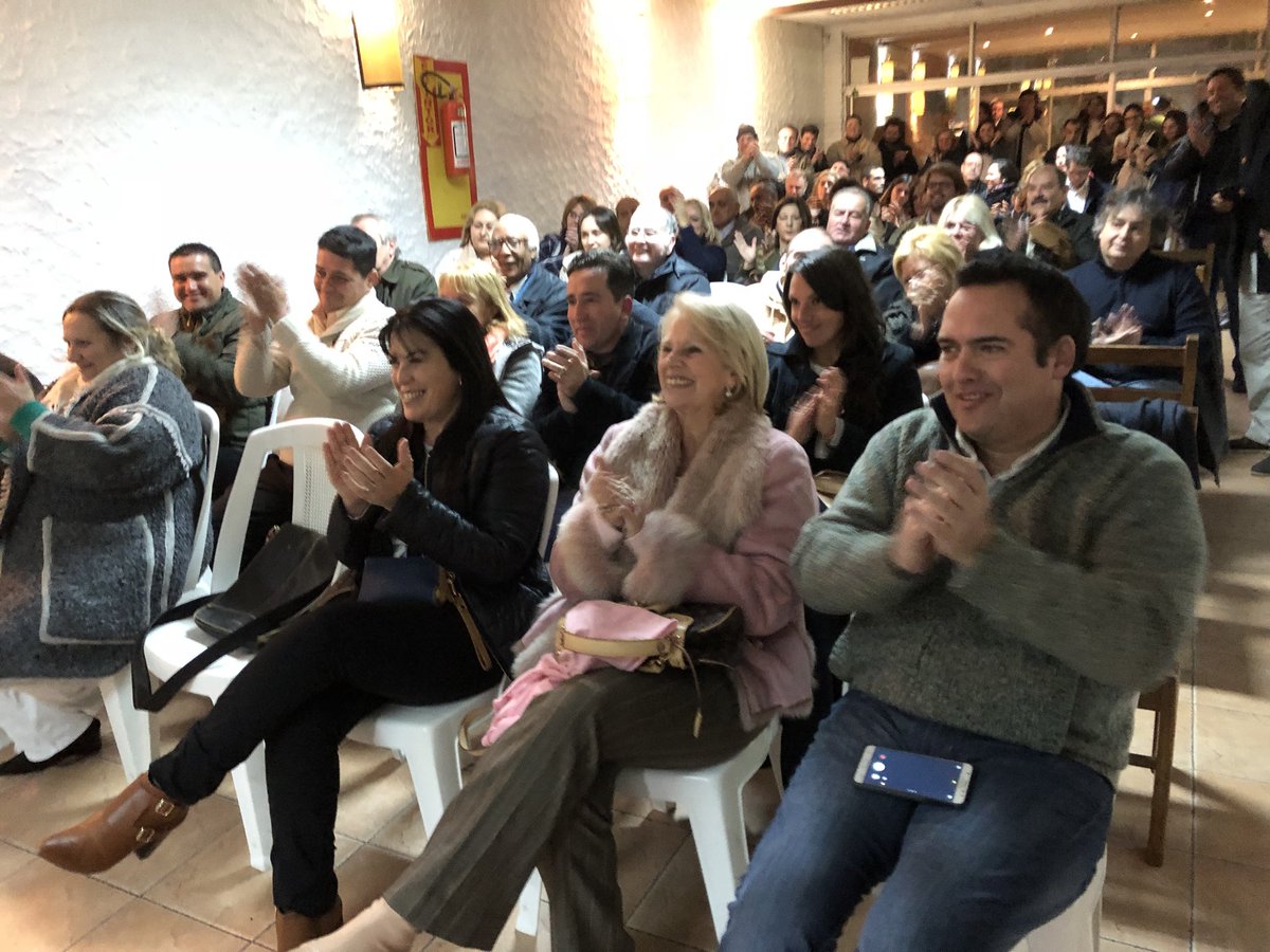 veronica_alonso's tweet photo. Estamos #ConstruyendoEquipo💪🏻🇺🇾

Linda reunión con dirigentes del área metropolitana, estamos comenzando este nuevo camino, este desafío, con mucha responsabilidad y ganas, pero sobre todo con mucha ESPERANZA de construir un mejor Uruguay. https://t.co/T6EAZpDwq0