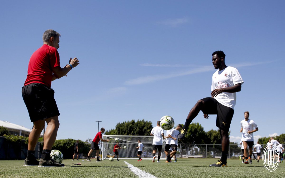 acmilan's tweet photo. #DevilsInUSA - Day 1 🗓
First training session for the boys! ⚽️🇺🇸
Primo allenamento per i rossoneri a Los Angeles! ⚽️🇺🇸 https://t.co/8n6XesNyNX