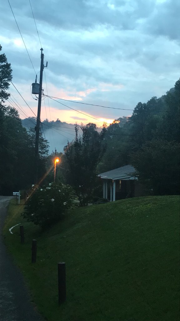 lester_kensi's tweet photo. Beautiful sunset in Phelps Kentucky this evening. 🌻 @WYMT https://t.co/Tz7fLqD55j