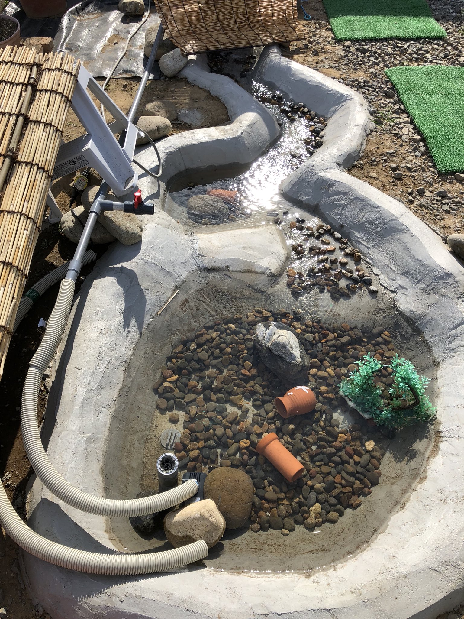 たかはし 社長が自宅に池作ってました Diy ビオトープ 自作フィルター メダカ T Co Blfhkjf1nc Twitter