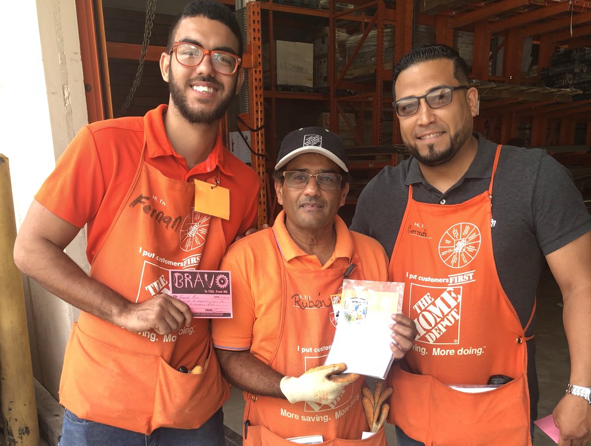 lissette_p_q's tweet photo. German reconoce a Rubén por siempre hacer lo correcto y dar la milla extra en D21&amp;22, además reconoce a Fernando por su disposición a siempre ayudar no solo en Delivery si no también en D21&amp;22. Proud of these 3 gentlemen’s !! Thank you @GermanMart01 https://t.co/d2uNBrYNvV