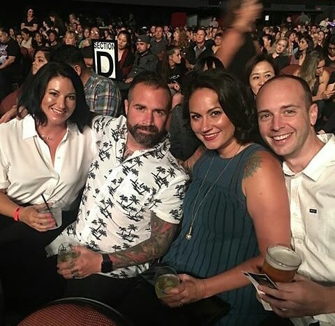 Lacey e Johnny no show do <a href="/Imaginedragons/">Imagine Dragons</a>