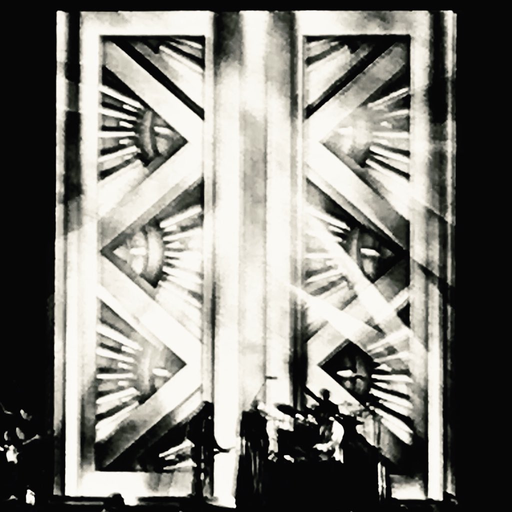 romanwriter_'s tweet photo. Smashing Pumpkins go Art Deco.💎 Atlanta, GA 7.22.18 #smashingpumpkins #doors #perception #infinite #art #deco #design #shinyandohsobrighttour https://t.co/9FLMfYmjse