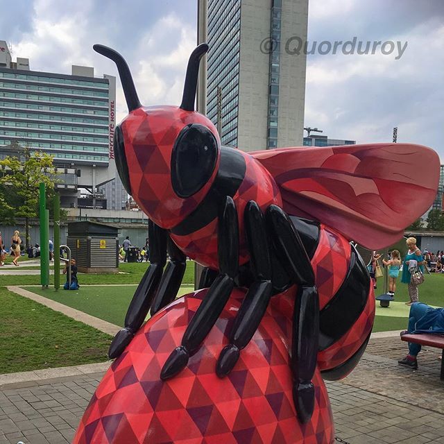 Going to take as many of these #beeinthecity artworks as I possibly can. This is #rubee Created by @devenbhurkeart and is inspired by the #rubygemstone Sponsored by @nandosuk ift.tt/2ObuAoA