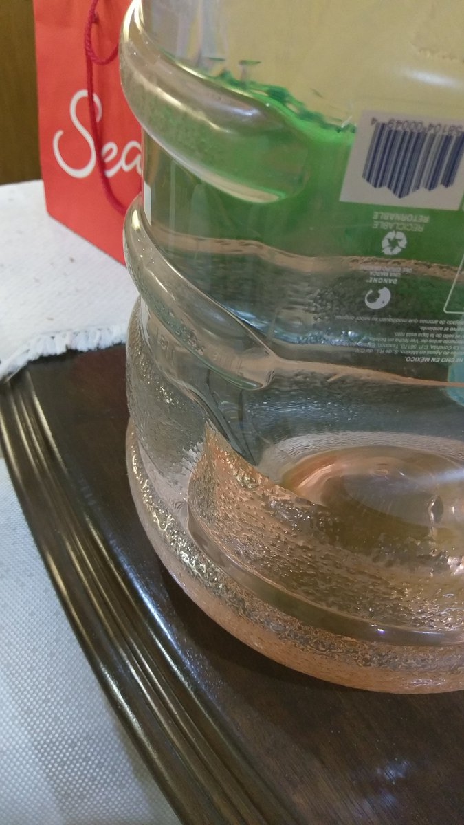 lalo_esca's tweet photo. @BonafontMexico Dejen de ser tan mamones con sus envases, resulta que el @7ElevenMexico F3R8+V8 Tijuana, no acepta envases abollados, pero fui al @Tiendas_OXXO y el unico q habia estaba asi!! Sus repartidores son los q los madrean!!! https://t.co/9rk0K6Vh7E