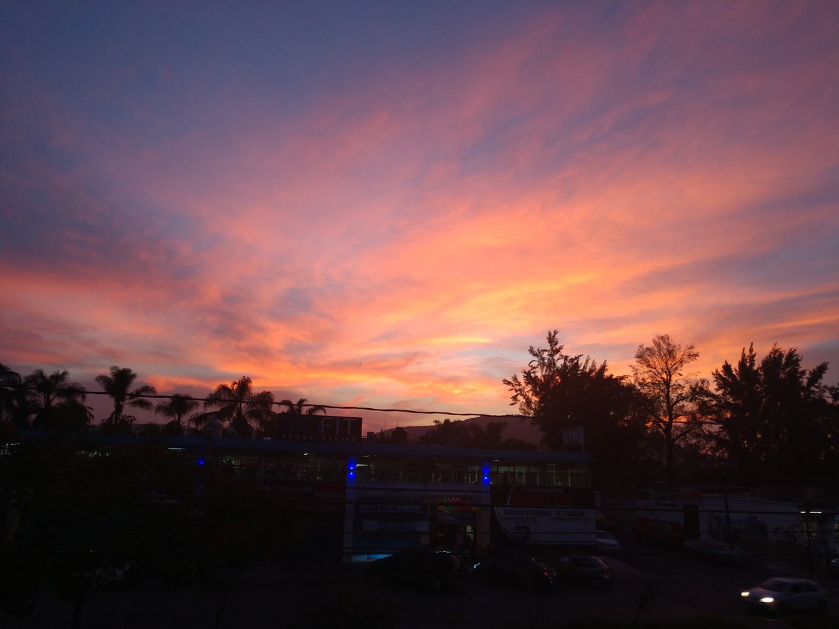 saravimo's tweet photo. Premio al esfuerzo un #Atardecer
Maravilloso #SaLeo #ejercicio
#sunset #nofilterneeded ♥️💜 https://t.co/6KarhAirIk
