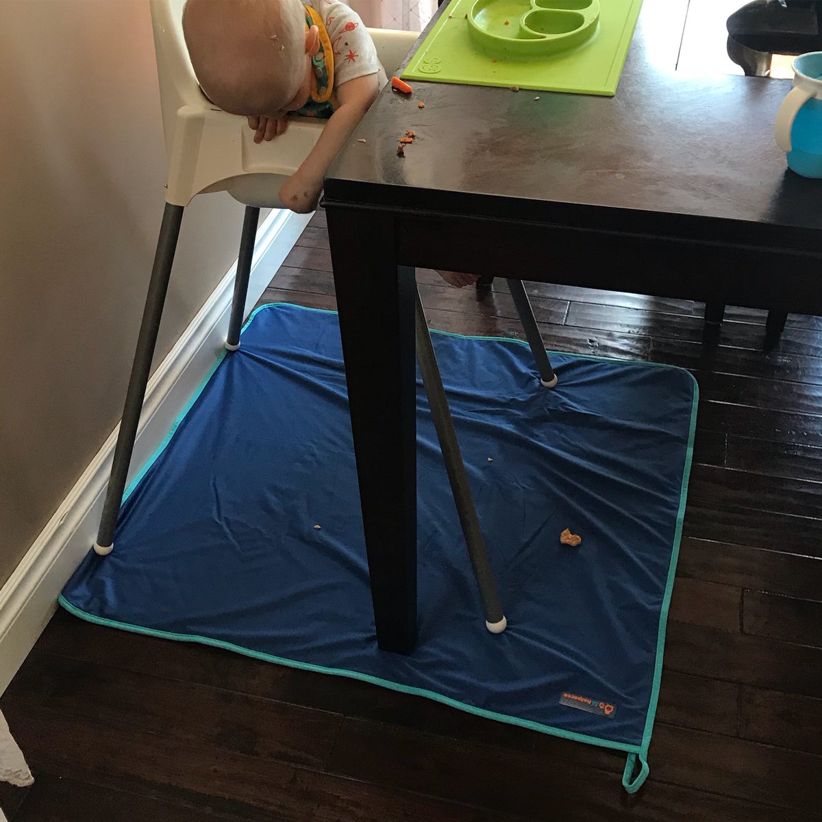 ClothmamaC's tweet image. #family #dinner time! The large charcoal #changemat works great for under the #highchair for quick #easy clean up for #messyeaters! Get a free diaper with $79 purchase, Canada code: PGTLHRB and USA code: JQD8VCC 
#lilhelperdiapers #lilhelperambassador