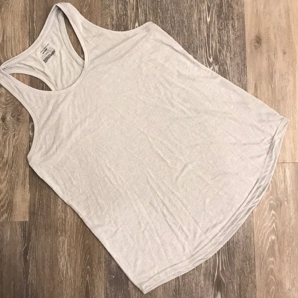 2 pic. So good I had to share! Check out all the items I'm loving on @Poshmarkapp from @jeneenb #poshmark #fashion #style #shopmycloset #softsurroundings #tekgear #gap: https://t.co/a4SNU24PoK https://t.co/tyjvrfHCrV