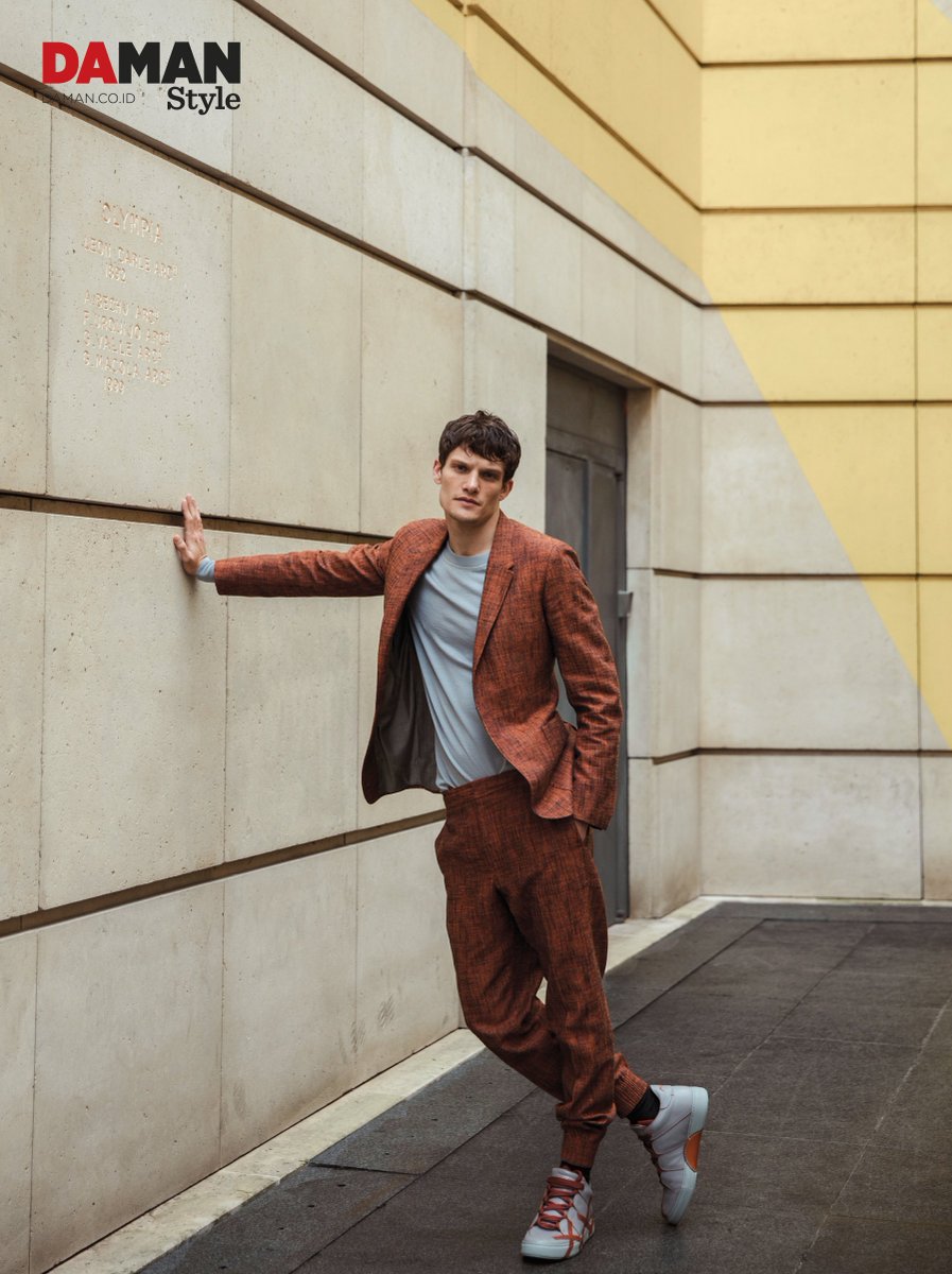 We are styling this rust-colored suit in a casual-formal way. Throw in a t-shirt, top it off with the #uglysneakers trend.
Read #DAMANStyle cover star Danny Beauchamp's full interview here bit.ly/2wMysYD
Also, it's the last chance to grab a copy of DAMAN Style SS18