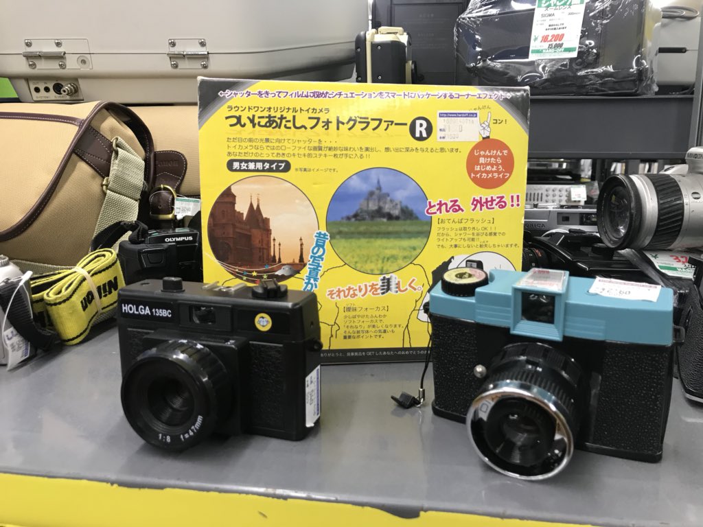 多摩美ハードオフ研究会 ハードオフ オフハウス函館昭和店 猛暑を避け北海道へ来ています Round1製のトイカメラを発見しました 三枚目はサボテンダーのウクレレです