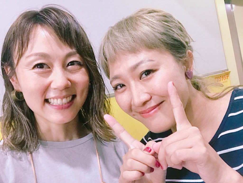 新井麻希 در توییتر 今日らじおとに出てらした丸山桂里奈さんに会いに行きました そしたらお菓子たくさんくれました 今村マネージャーと頂きました