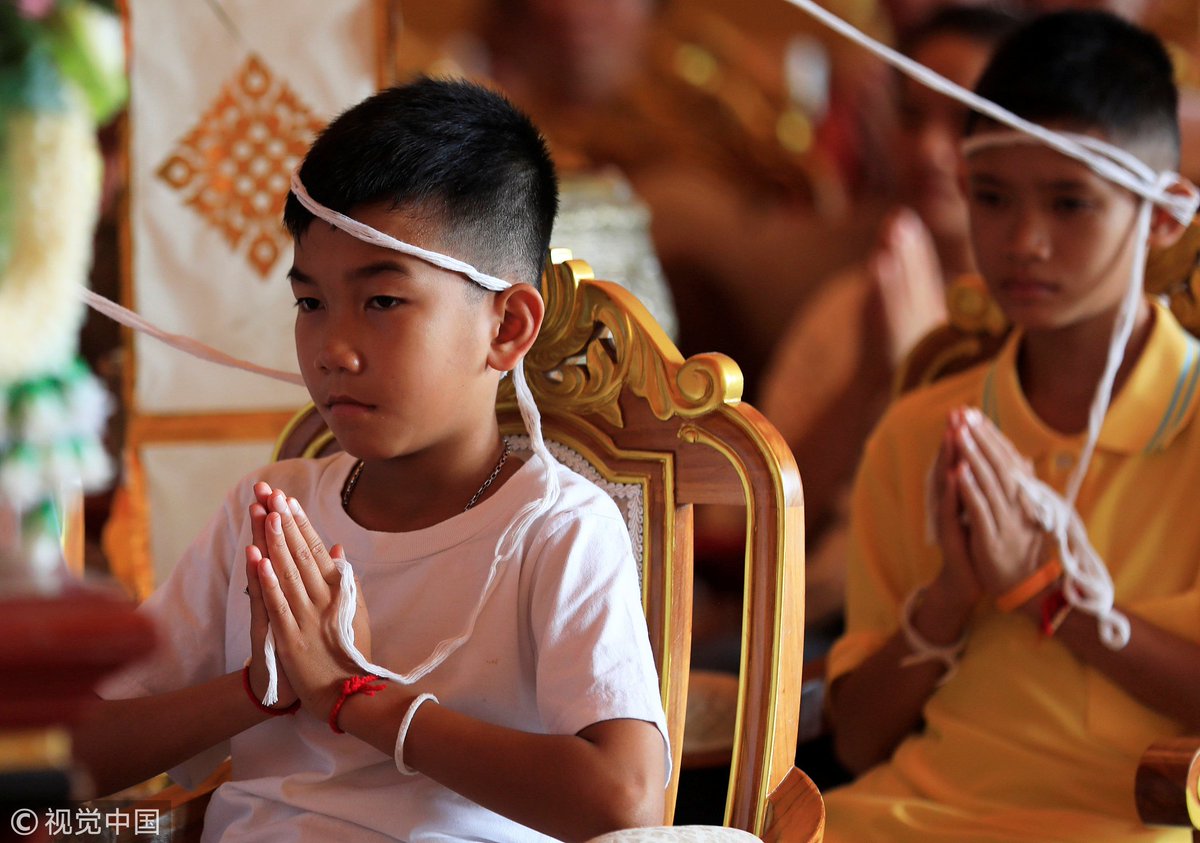 CGTNOfficial's tweet photo. Candles and chanting: Thai cave boys become Buddhist novices https://t.co/U4PAZSFoMl https://t.co/DnxtWDzKlP
