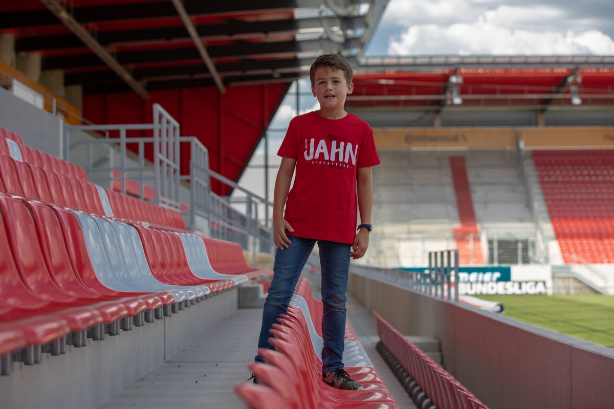 Ebenfalls Teil des Jahn Medientags: Schnappschüsse mit den aktuellen Highlights im Jahn Fanshop, den T-Shirts "unverkennbar ostbayerisch", "1889" und "Jahn Kinder" 😎⚪🔴

Seht selbst... 👀📸 Premru &amp; Janne