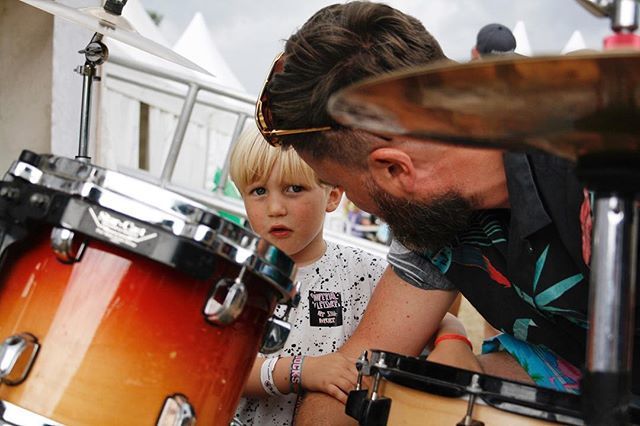 dadincontrol's tweet photo. Helping me set up my kit and repping the band perfectly. So glad we played a set early enough for the kids to be able to watch. 💪🏻💔
.
#imperialleisure #stillaverage #drummerdad #dadlife #familytime #drummer #summeroffestivals #imperialleisurearestill… https://t.co/Sv7UhFnRJf https://t.co/yvZ2gjd19Y