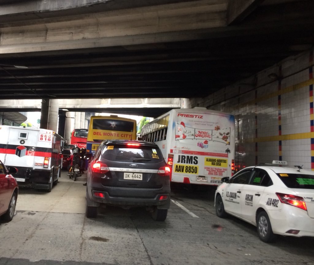 jedbuaron's tweet photo. @MMDA taken this morning at Cubao - Aurora Underpass, north bound...Buses in all 3 lanes. 😡 https://t.co/YsD3xZK43b