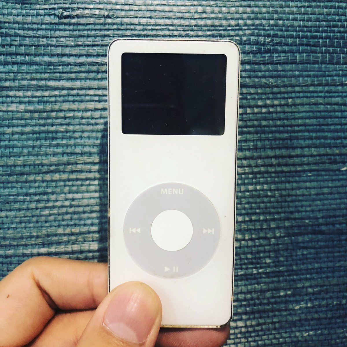 c0KeW3i's tweet photo. 從大一陪我到現在的 #初代 #iPod #nano #256mb 今天終於停止運作了...😭
之前電池只能運作大概10-15分鐘,要勉強接著充電線跟音源線當作播放器使用,現在已經完全不會動,謝謝你,我會很懷念那個轉盤設計的
#ThankYou #Apple https://t.co/TXLvCmZMNZ