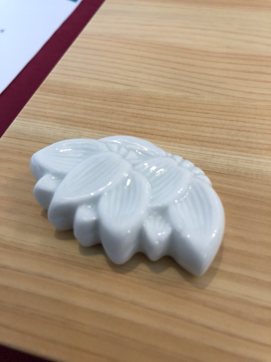 Sinscry's tweet photo. 1皿目
佐賀の大豆とひじきの煮物
お皿が人間国宝 井上萬二先生の器
箸置きもそうかしら
#壺侍
#肥前さが幕末維新博覧会
#useumsaga https://t.co/ytTIkVdE0T