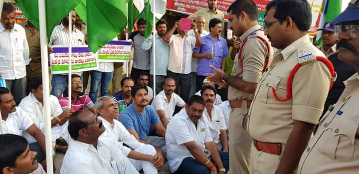 niranjagans's tweet photo. చంద్రబాబు కు ప్రత్యేక హోదాపై చిత్తశుద్ధి లేదు @MlaJanke_mrk
#TDPBJPBetrayedAP
#APBandh
#WeDemandSCStoAP https://t.co/pOKN0o87Ur
